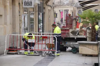 Obras y trabajadores en la Calle Azafranal. Foto de archivo.