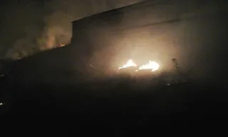 Los bomberos sofocan un incendio de madrugada en Alba de Tormes