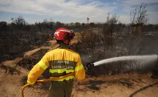 Bomberos de la Junta de Castilla y León en el incendio forestal de Castillejo de Martín Viejo | Vicente (Ical)