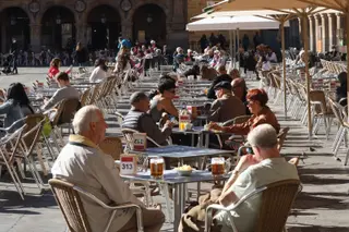 Gente en las terrazas de la Plaza Mayor de Salamanca