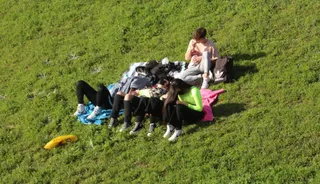 Un grupo de jóvenes tomando el sol junto al Tormes gracias al buen tiempo y al calor | Salamanca 24 Horas