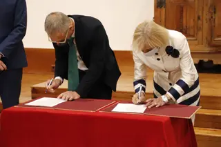 Firma de la cesión de los documentos originales de la adhesión de España a la CEE