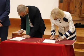 Firma de la cesión de los documentos originales de la adhesión de España a la CEE