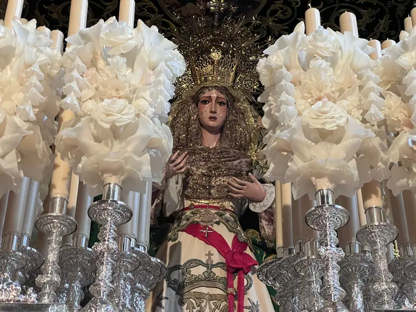 Montaje del paso de la virgen de la Esperanza