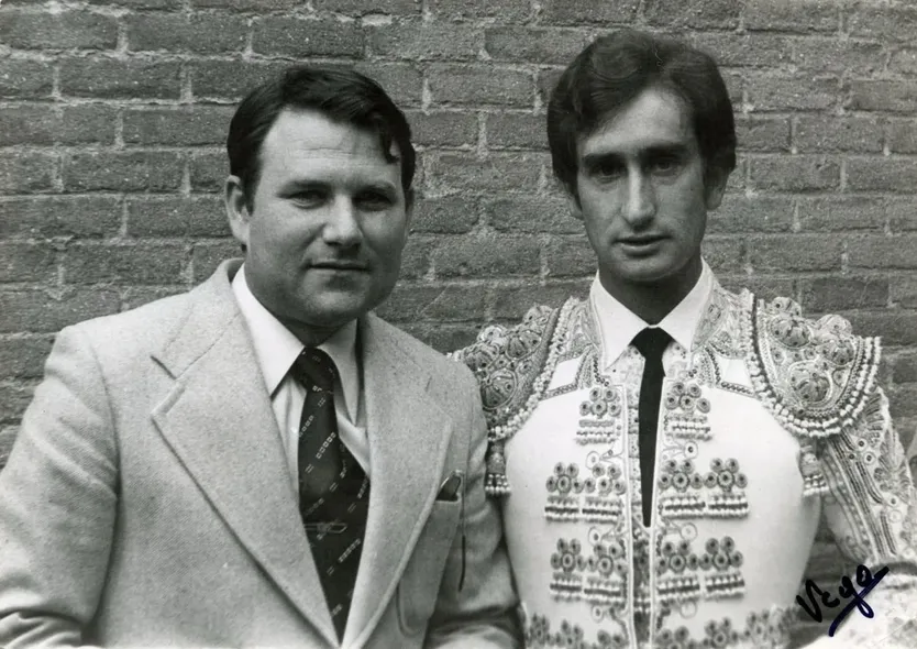 Julio Robles junto con su íntimo amigo Félix Amayuelas en el patio de cuadrillas de Las Ventas