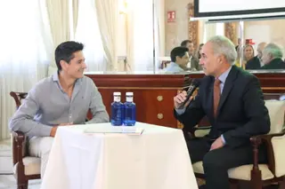 Ángel Losada, presidente de la AECC en Salamanca junto a Paco Iglesias, el socio número 10.000. 