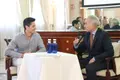 Ángel Losada, presidente de la AECC en Salamanca junto a Paco Iglesias, el socio número 10.000.