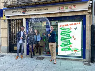 El penúltimo de los quintos premios, el 57.421, se vende en la Administración 'La Ranita'. Foto Anass A.