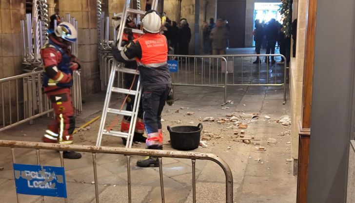 Cae el cascote de uno de los soportales de la Plaza Mayor de Salamanca en el Fin de Año Universitario