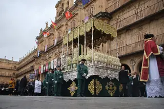Procesión de la Hermandad Dominicana de Salamanca en la madrugada del Viernes Santo