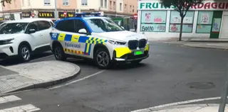 Coche Policía Local mal aparcado. 
