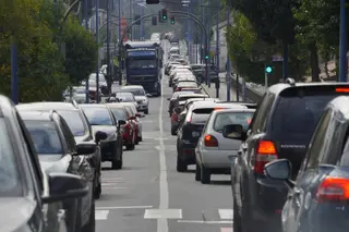 Imagen de archivo de coches en un atasco