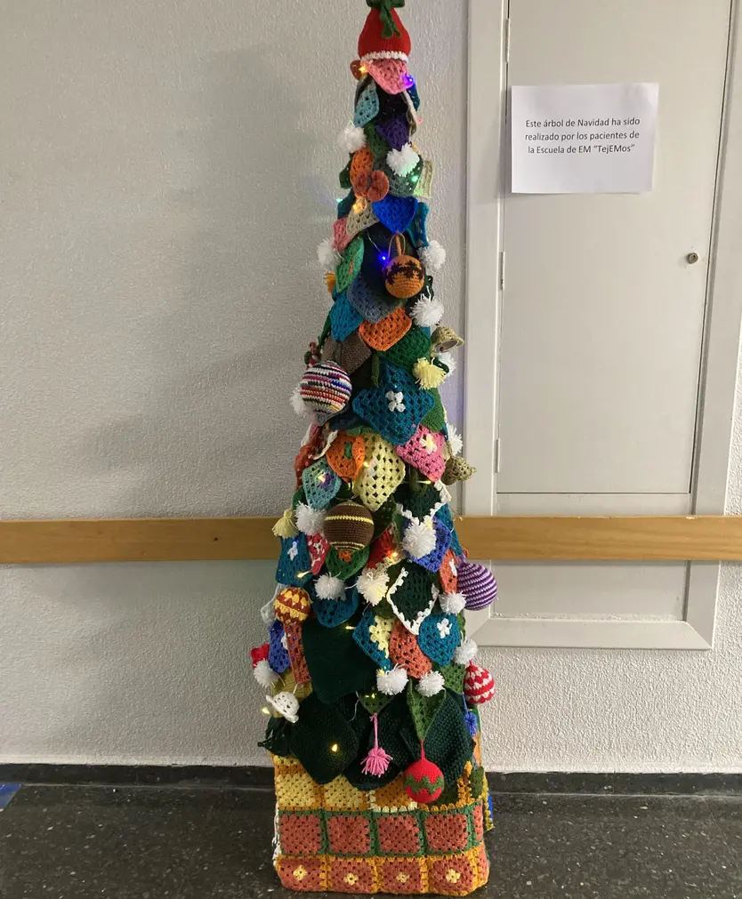 Árbol de Navidad realizado por los pacientes de la Escuela de EM