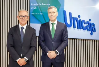 De izquierda a derecha, aparecen el CEO de Unicaja, Isidro Rubiales, y el director general de Finanzas, Pablo González. | ALEX BLANCO