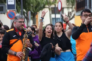 Villamayor, concentración y pasacalles de grupos y peñas