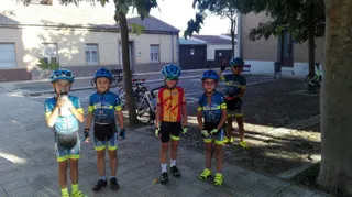 Varios jóvenes de la Escuela Ciclista Salmantina.