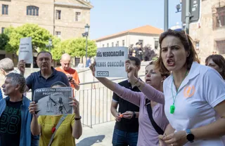 Funcionarios de Justicia se manifiestan ante la sede del PSOE