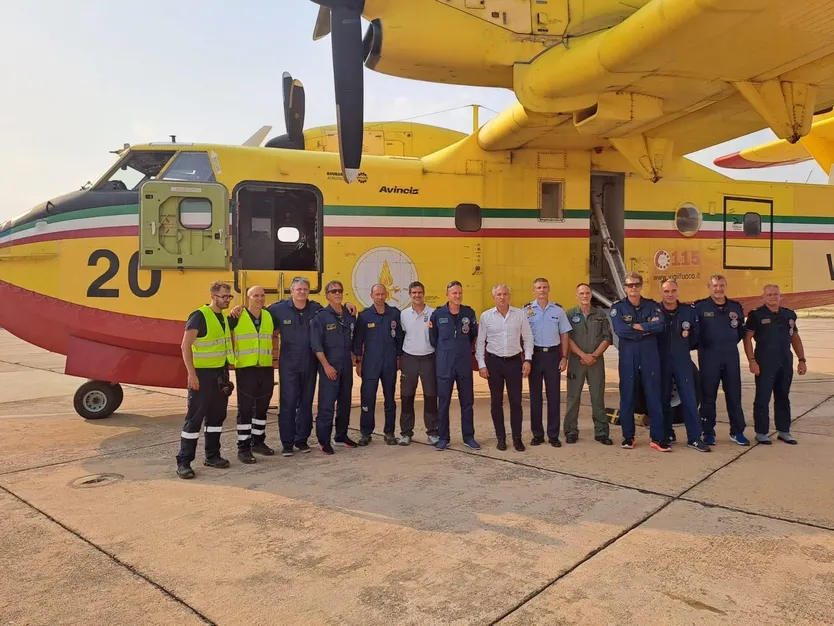 Los dos aviones-cisterna del Mecanismo Europeo de Protección Civil aterrizan en Matacán (Salamanca). Permitirán transportar cantidades superiores a los 5.500 litros de agua para la lucha contra incendios.ICAL