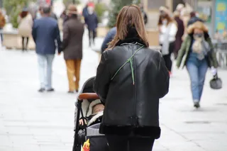 Mujer paseando con carro de bebé