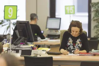 Archivo - Trabajadores en una oficina - EUROPA PRESS - Archivo