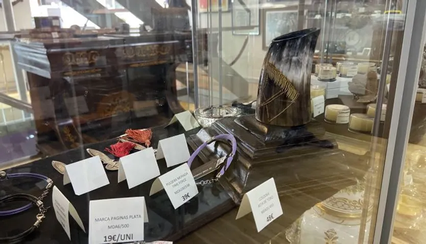 Reliquias de arte pastoril y otros objetos de tiendas EME