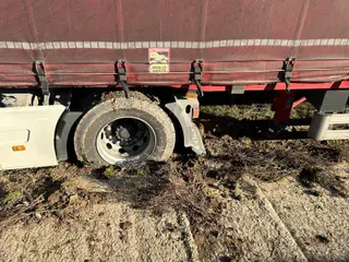 Un camión se sale de la vía a la altura de Fresno-Alhándiga y queda cruzado en una mediana de la A-66 - FOTO S24H