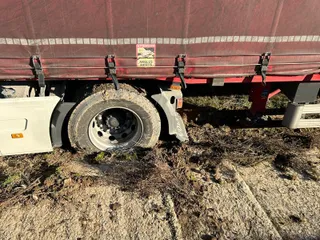 Un camión se sale de la vía a la altura de Fresno-Alhándiga y queda cruzado en una mediana de la A-66 - FOTO S24H