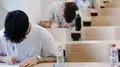 Jóvenes realizando un examen - Europapress