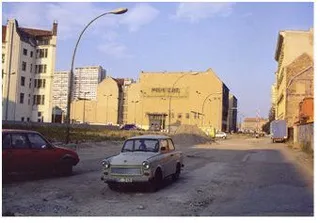 El Centro de Actividades de la calle Enrique de Sena acoge una exposición sobre la caída del Muro de Berlín