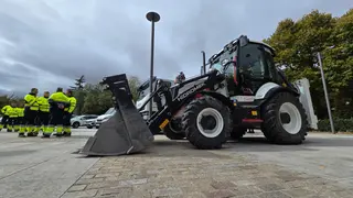El concejal de Fomento, Fernando Carabias, presenta la nueva maquinaria para el mantenimiento de viales de la ciudad