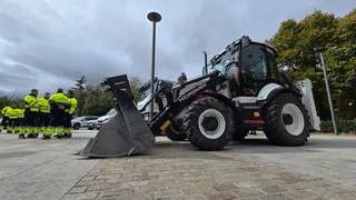 El concejal de Fomento, Fernando Carabias, presenta la nueva maquinaria para el mantenimiento de viales de la ciudad