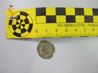 Una de las monedas recuperadas por agentes de la Guardia Civil