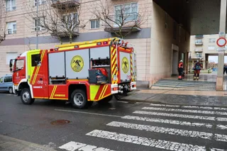 Un incendio en una vivienda de la plaza Diego Hurtado de Mendoza moviliza a los bomberos. Fotos Andrea M.