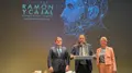 David Jiménez, al izquierda de la imagen, entregando un premio en Homenaje 'Salamanca por Cajal y la Ciencia'. Imagen José Francisco Adserías Vistué