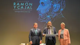 David Jiménez, al izquierda de la imagen, entregando un premio en Homenaje 'Salamanca por Cajal y la Ciencia'. Imagen José Francisco Adserías Vistué