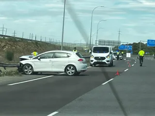 Un coche se sale de la vía y se estrella contra el ‘quitamiedos’ en la A-62, a la altura de Villamayor