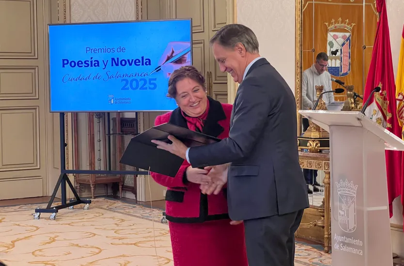 Mercedes Escolano recibe el premio de manos del alcalde