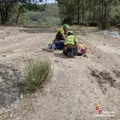 Momento del rescate del hombre herido en una finca de Horcajo de Montemayor. 112 CyL