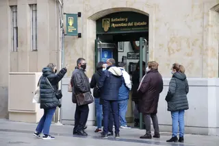 Colas infinitas para comprar la lotería de navidad de la Universidad de Salamanca
