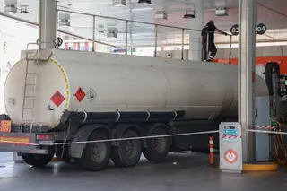 Camión llenando el depósito