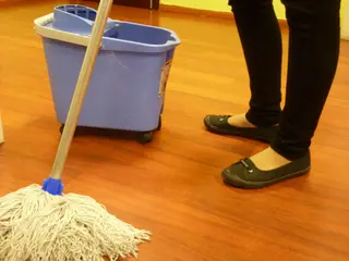 Persona con una fregona