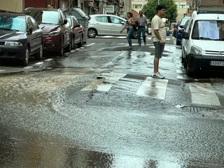 Reventón tuberías en Alfonso IX de León