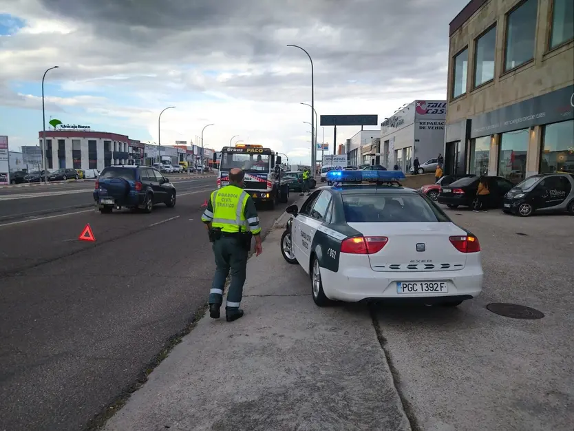 Un conducto derriba una farola en el polígono de los Villares. Fotos Carlos G.H (1)