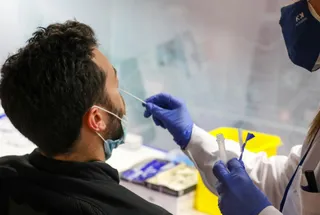Un sanitario realiza un test de antígenos a un hombre. Foto EP.