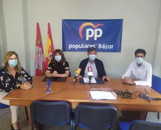 Alejo Riñones junto a Ángel Orgaz a su derecha durante una rueda de prensa. Foto de archivo