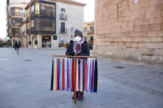 Mercedes vendiendo las gargantillas de San Blas