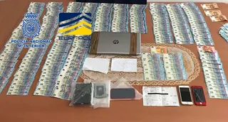 Detenidos dos hombres que venían dinero falso a través de una conocida red social