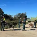 Imagen de guías caninos y perros en las labores de búsqueda de Agustín
