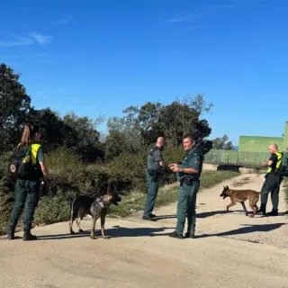Imagen de guías caninos y perros en las labores de búsqueda de Agustín