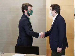 El presidente del PP, Alfonso Fernández Mañueco, en una reunión con el candidato de Vox, Juan García-Gallardo, dentro de la ronda de contactos para conformar gobierno